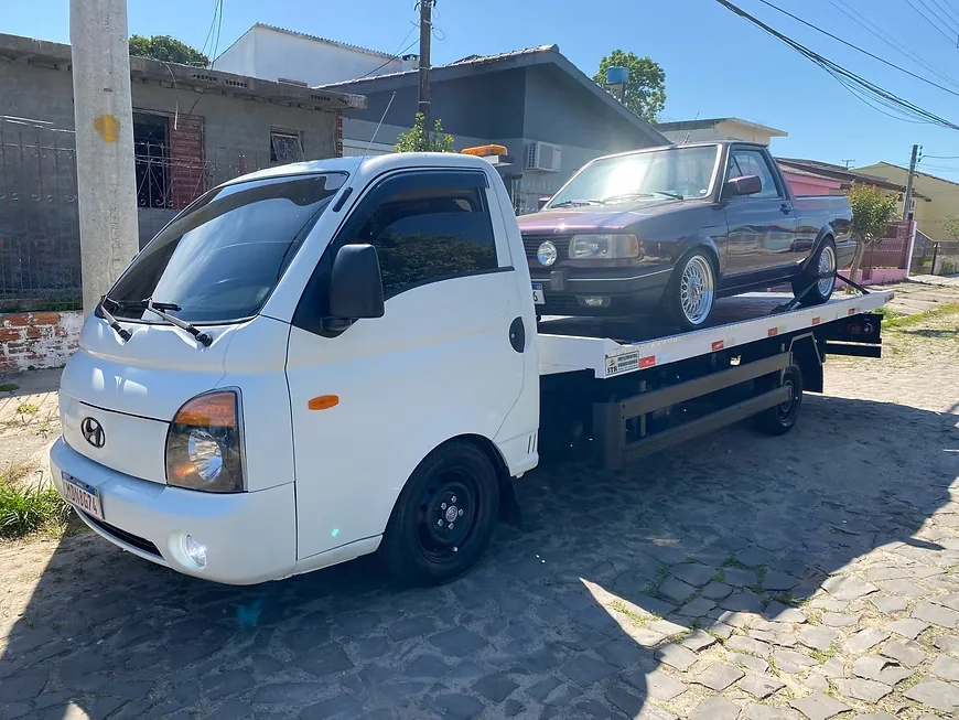 Picape sendo carregada na plataforma do guincho em rua de Santa Maria