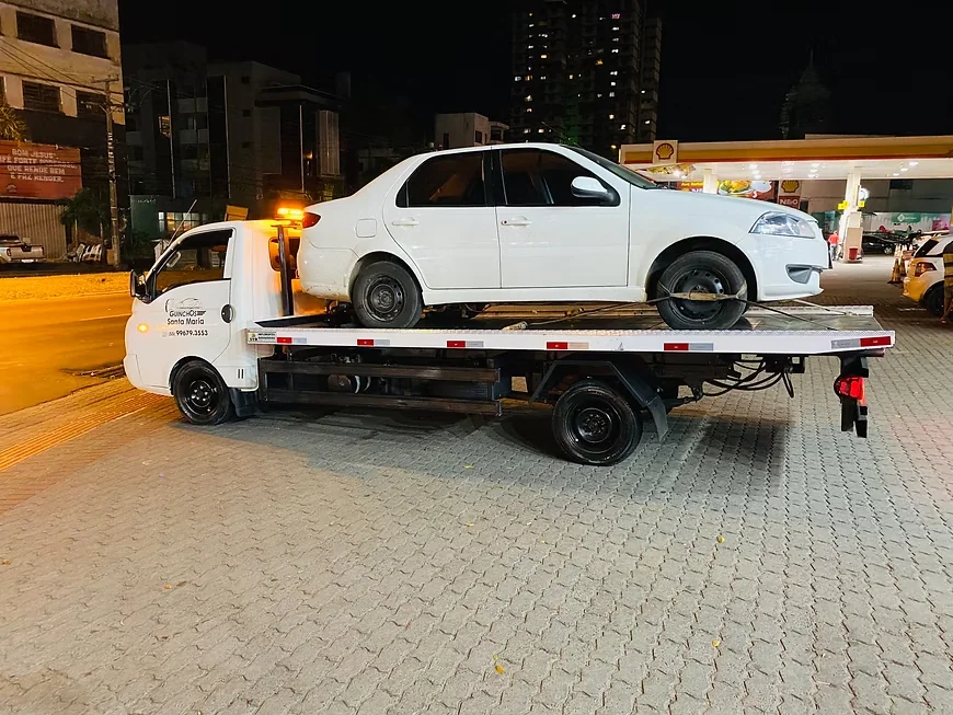 Guincho da Guinchos Santa Maria transportando um veículo à noite