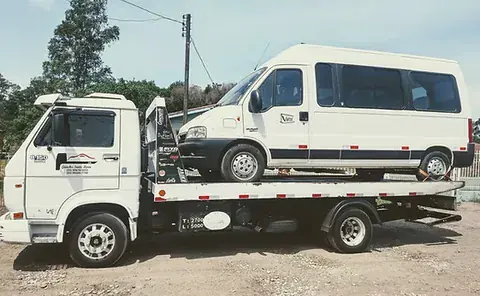 Van transportada sobre plataforma do guincho