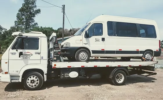 Van transportada sobre plataforma do guincho